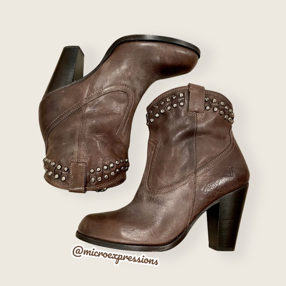 $398 Frye Jenny Cut Brown Leather Distressed Stud Pull On Moto Ankle Booties